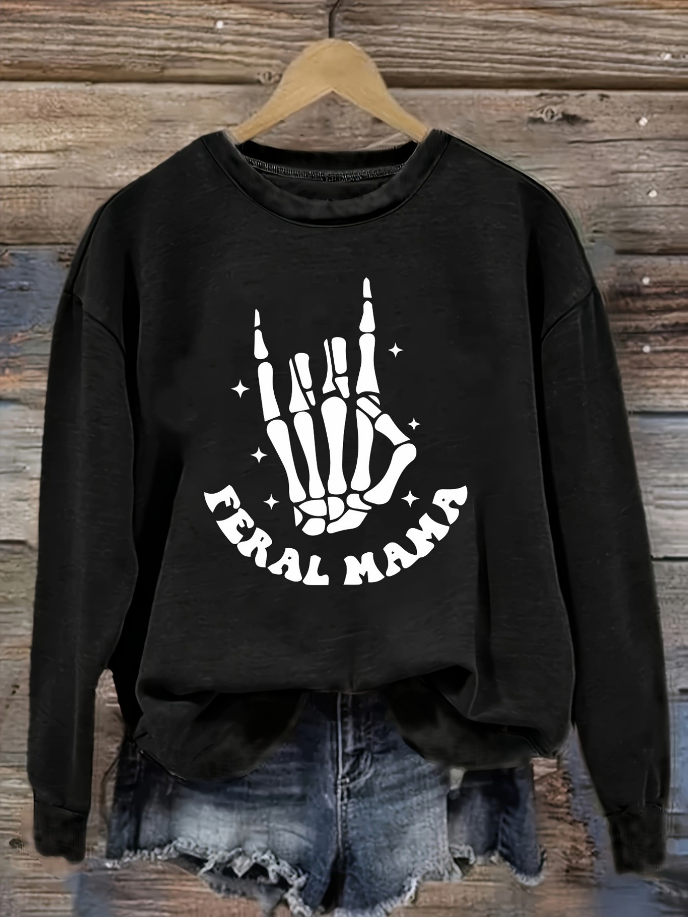 Costumes - เสื้อยืดแขนยาวคอกลมลำลองสำหรับผู้หญิง ลายพิมพ์มือโครงกระดูก Feral Mama เสื้อผ้าผู้หญิงคอกลม ซักเครื่องได้