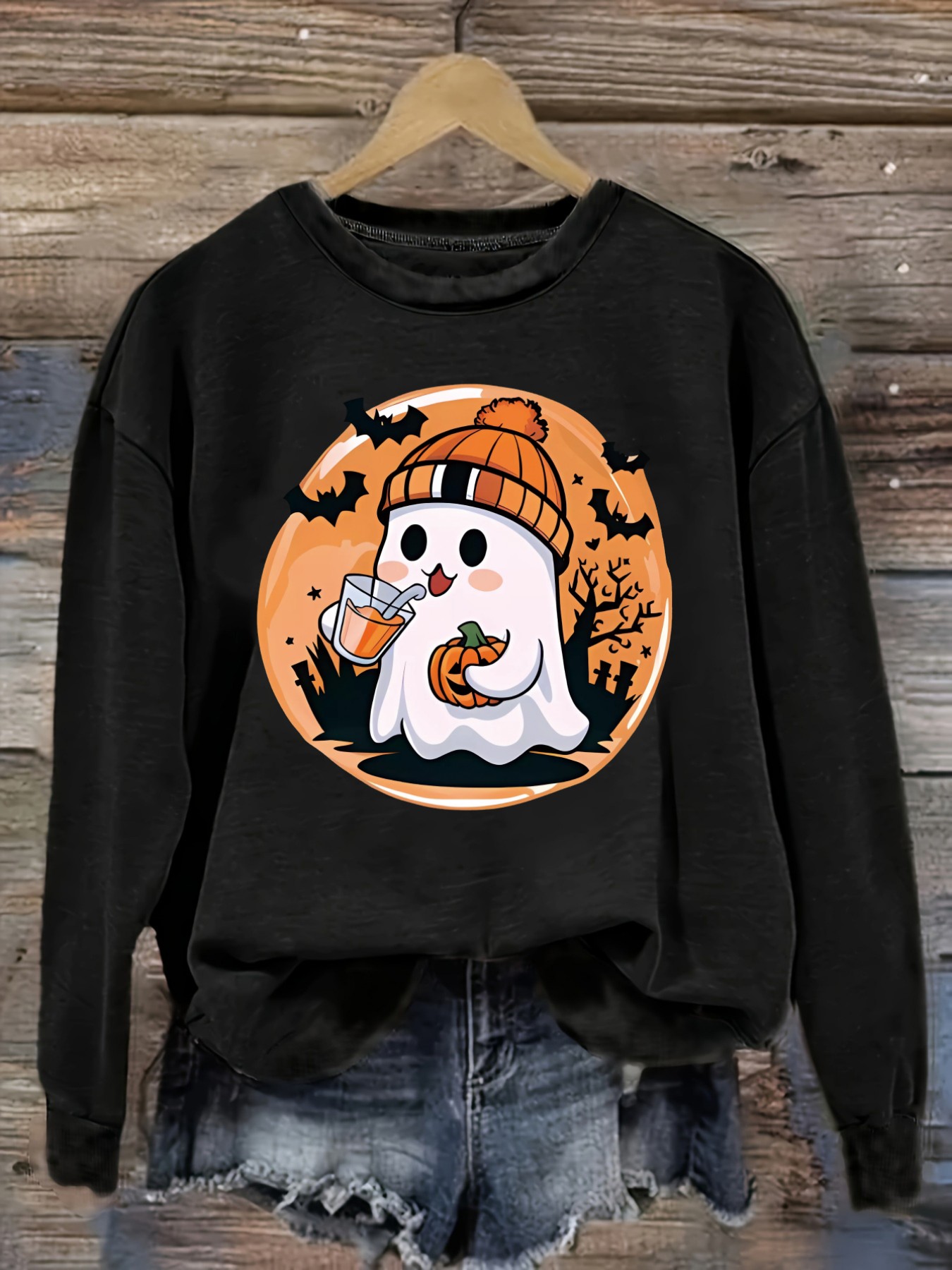 Costumes - เสื้อยืดแขนยาวคอกลมลำลองสำหรับผู้หญิง ลายผีน่ารักถือแก้วน้ำฟักทอง เสื้อผ้าผู้หญิงคอกลม ซักเครื่องได้ ยืดหยุ่นเล็กน้อย ทรงหลวม