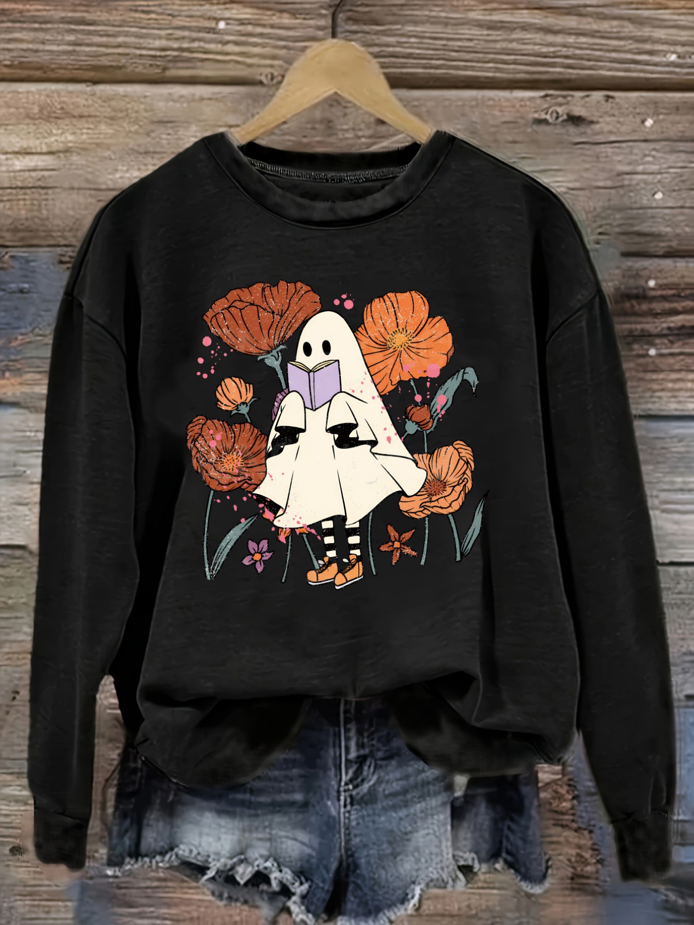 Costumes - เสื้อยืดแขนยาวคอกลมลำลองสำหรับผู้หญิง ลายผีอ่านหนังสือท่ามกลางดอกไม้ เสื้อผ้าผู้หญิงคอกลม ซักเครื่องได้ ยืดหยุ่นเล็กน้อย ทรงหลวม